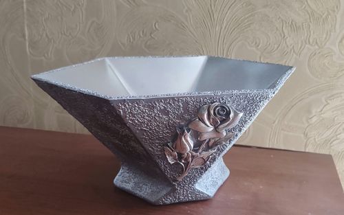 Серебристая гранёная ваза с розами