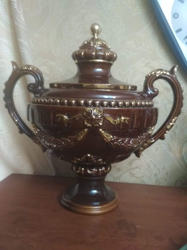 Старинная керамическая ваза-урна с крышкой